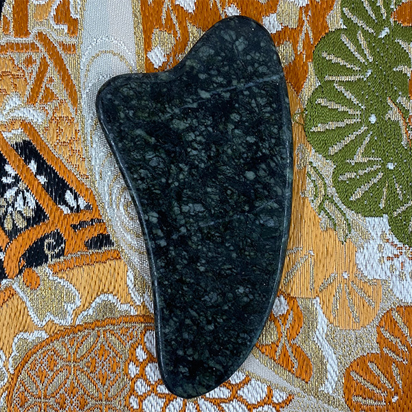 Камень «Гуаша классический» для выполнения массажа лица и тела. Материал Пироксенит.
